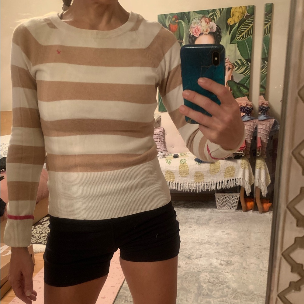 American Eagle - Beige Cream Crew neck women’s top - size Medium